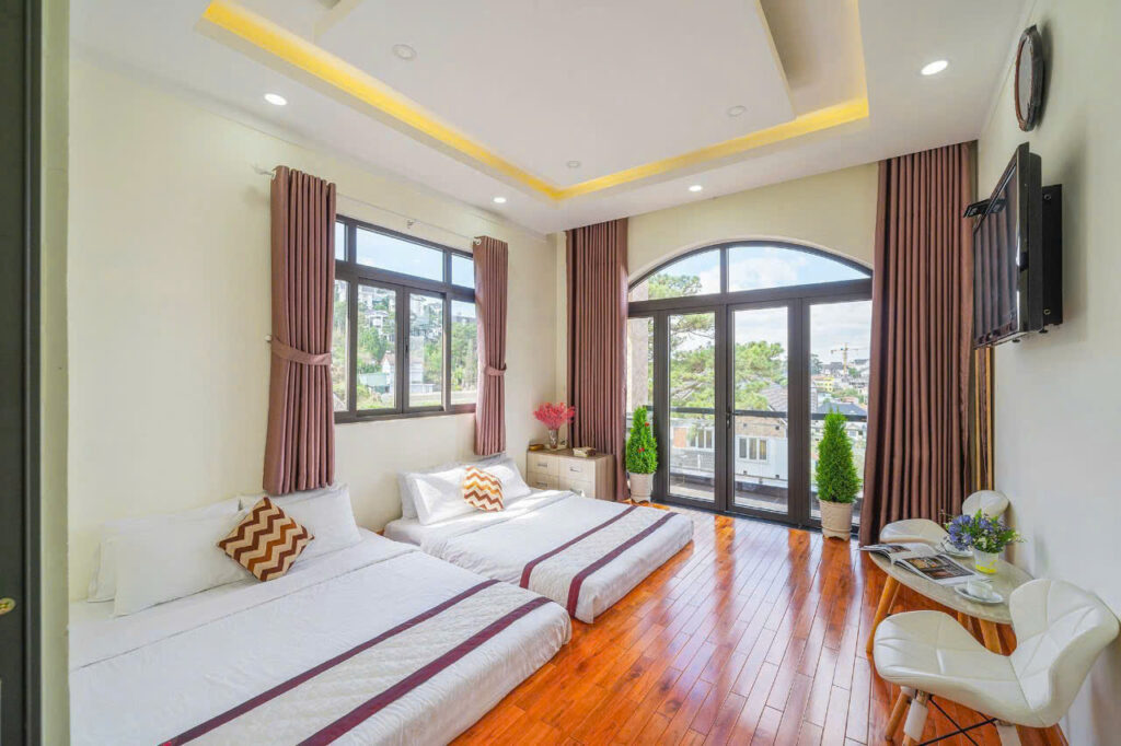 Phòng ngủ đầy đủ tiện nghi, ánh sáng tự nhiên tại villa cho thuê Đà Lạt
