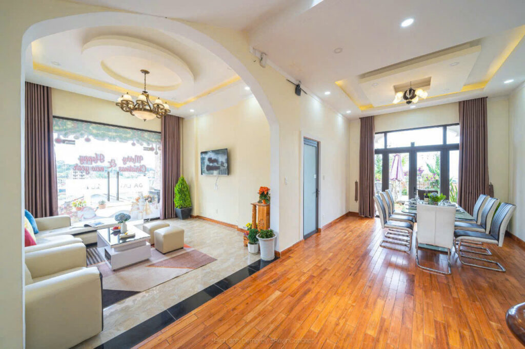 Không gian phòng khách sang trọng tại villa cho thuê Đà Lạt nguyên căn