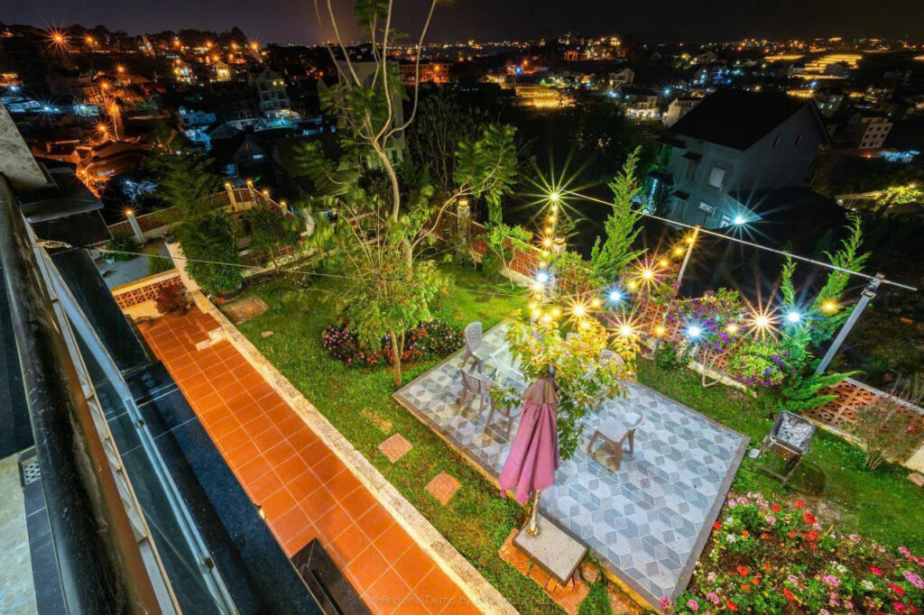 Sân vườn và khu BBQ ngoài trời tại villa cho thuê Đà Lạt gần trung tâm